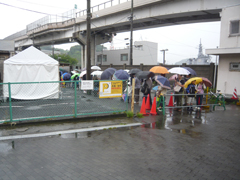 風雨の中集まるお客さま