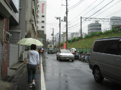 雨の線路沿い